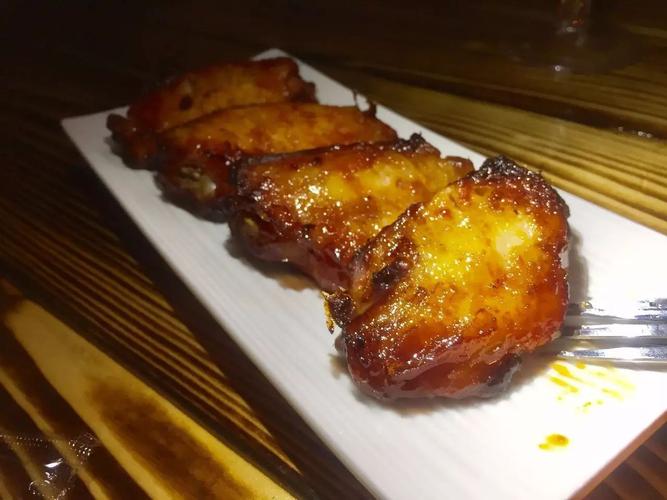 鸡爪和烤翅都是鲸鱼自己做的,肉质鲜嫩,淋上她自制的辣酱后,香气四溢